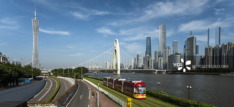 广州塔与有轨电车图片素材
