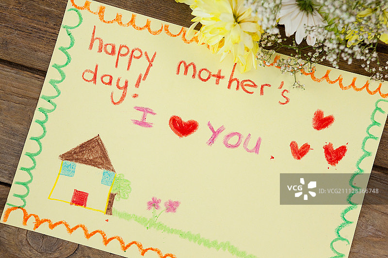 在木制背景上手绘快乐母亲节贺卡图片素材