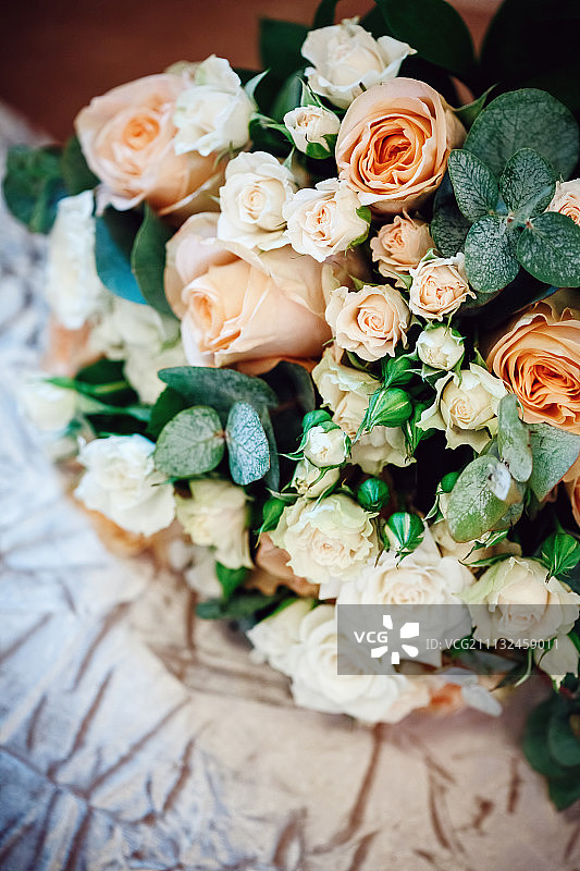 豪华花束与白色和奶油玫瑰图片素材