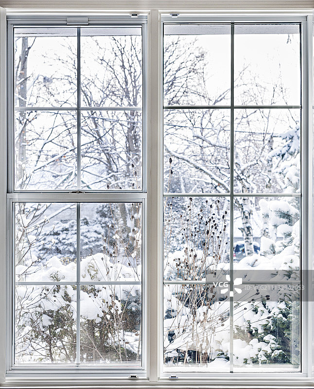 透过窗户看冬天图片素材
