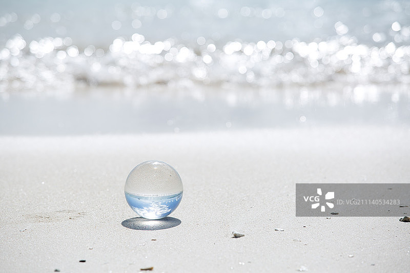 海滩边的玻璃球图片素材