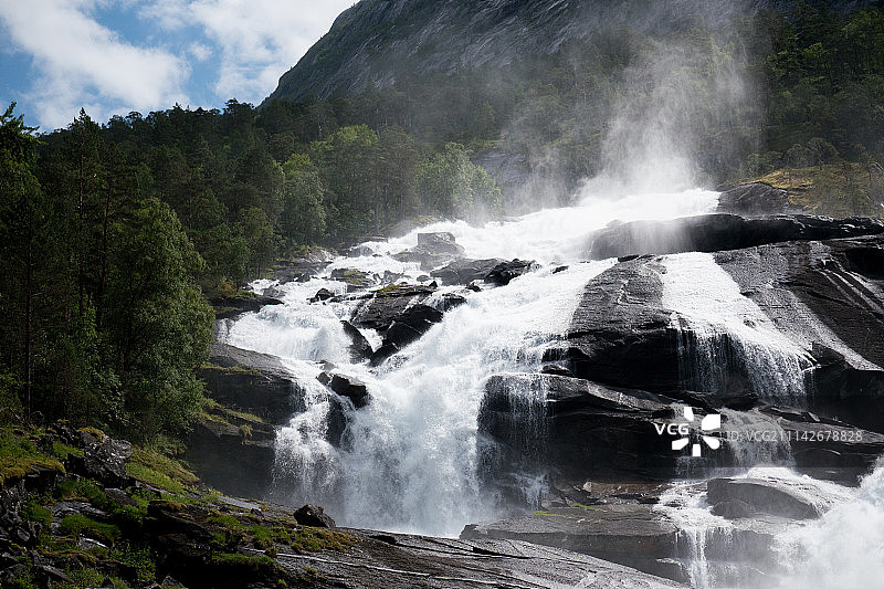 挪威山区的雨天瀑布。图片素材
