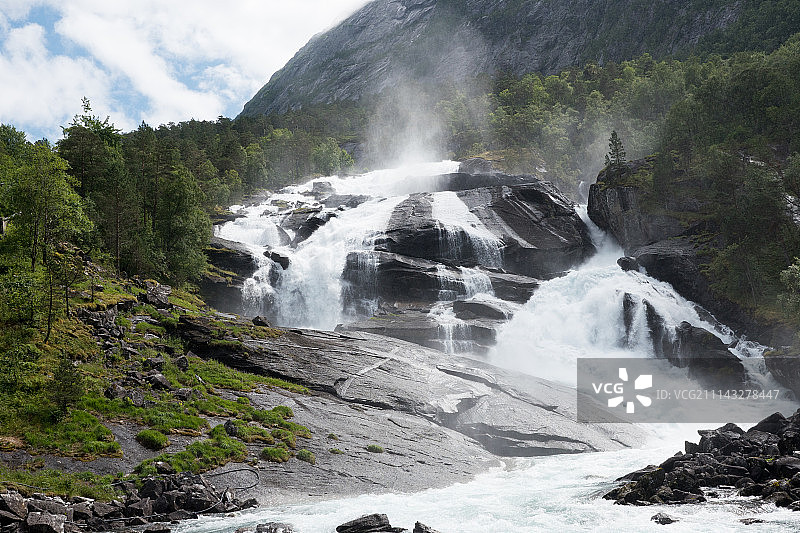 挪威山区的雨天瀑布。图片素材
