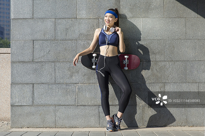玩滑板的年轻女士运动后休息图片素材