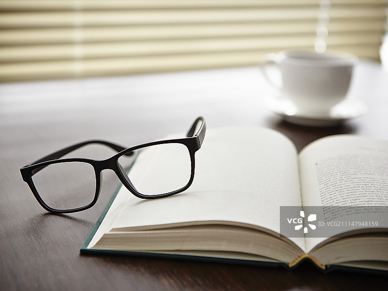 桌子上的书、眼镜和咖啡杯图片素材