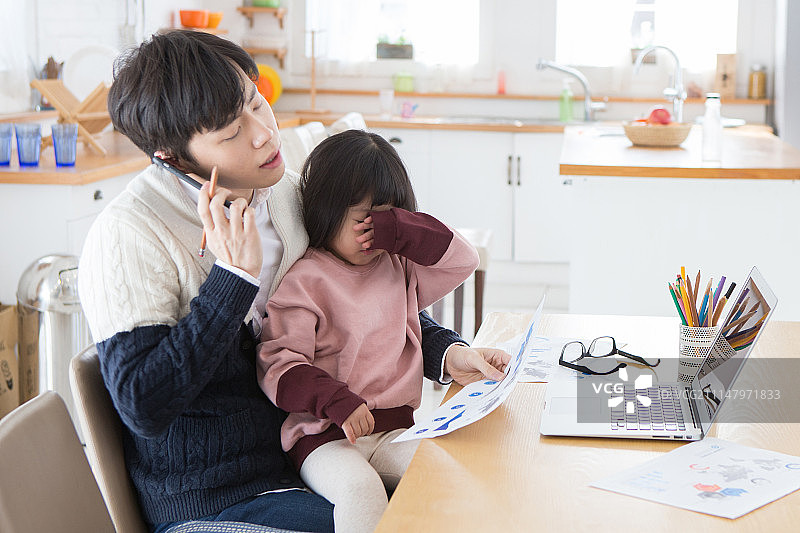 韩国人，父亲，女儿，照顾孩子，祖父母，在家工作(商业)，哭泣(脸)，无聊，聊天图片素材