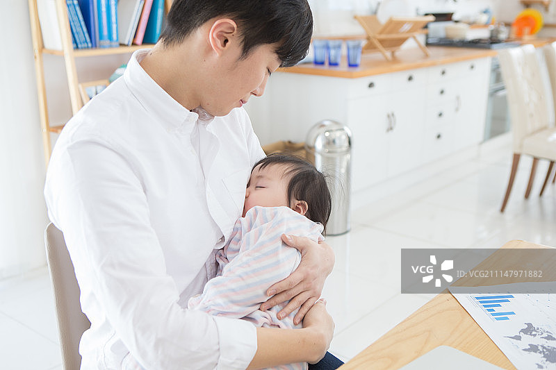韩语，父亲，女儿，育儿，育儿(父亲)，家庭工作(商业)，亲情(脸)，宝贝(人类年龄)，拥抱(抱)，可爱(物体描述)，睡眠(概念)图片素材