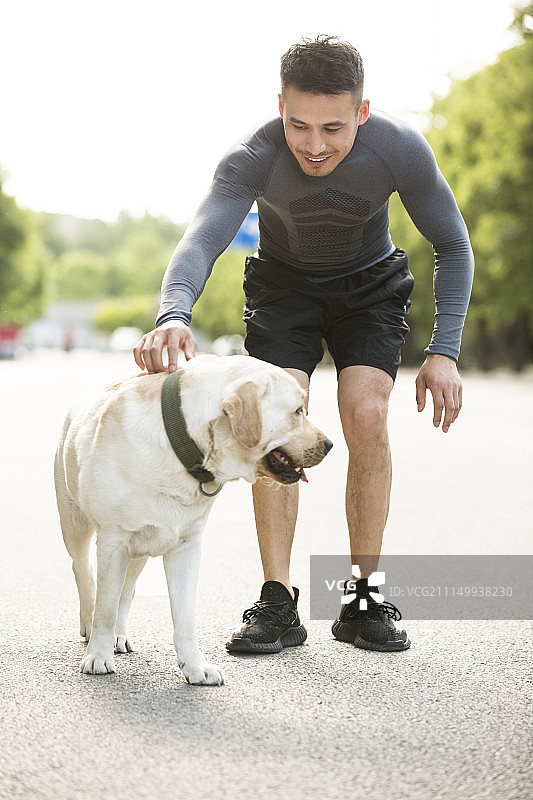 健身男子和宠物狗图片素材