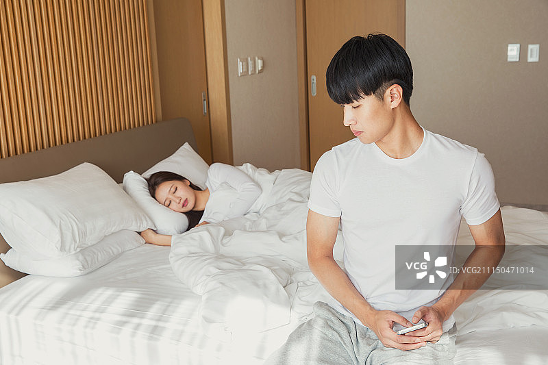 韩国人，情侣，智能手机，偷情(概念)，花花公子，丈夫，妻子，婚外情图片素材