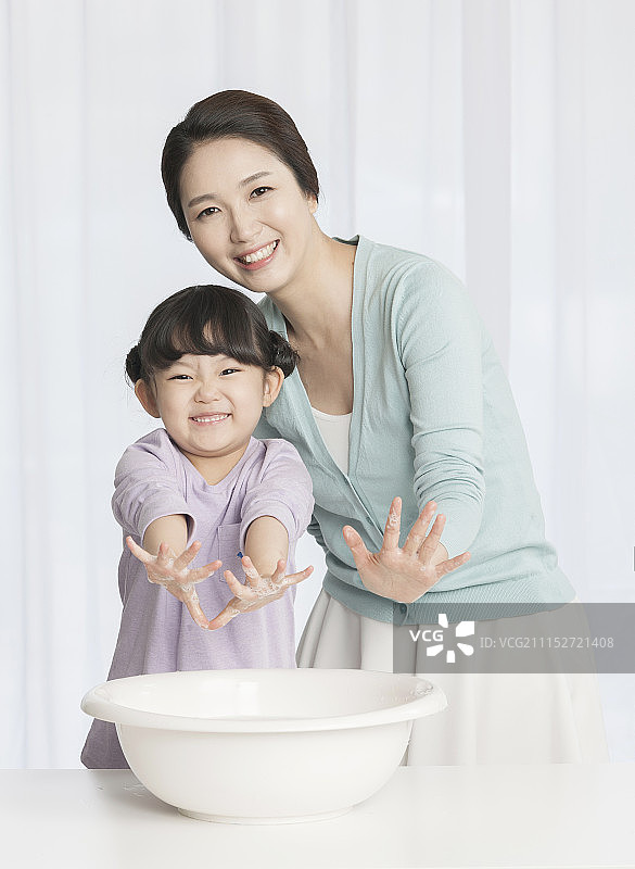 母亲和女儿在洗手图片素材
