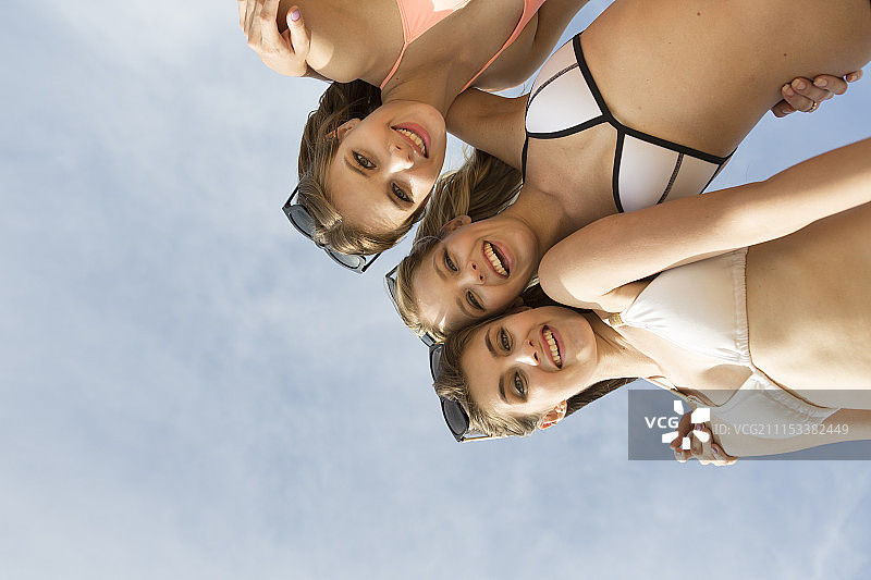 三个穿着比基尼的女人在海滩上玩图片素材