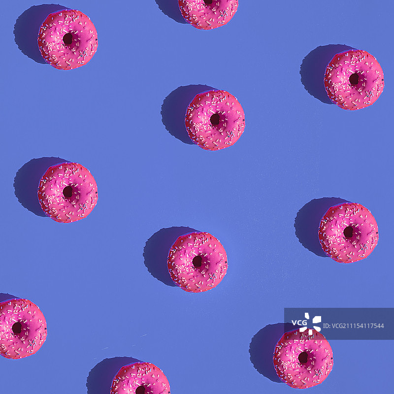 亮粉色的甜甜圈配蓝色的图片素材