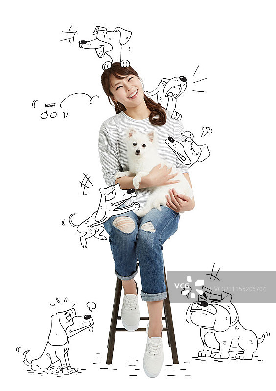 一个女人抱着小狗坐在椅子上，合成图片图片素材