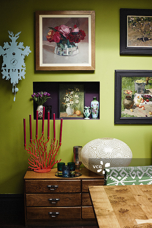 五斗柜上方绿色壁龛中的装饰物图片素材