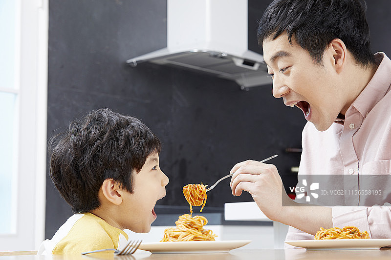 的生活方式,食物,吃,父亲,儿子,韩国人图片素材
