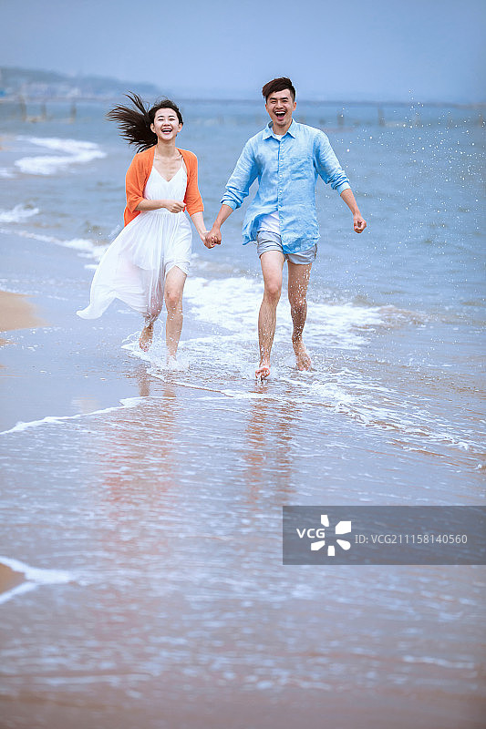 在海边的青年情侣图片素材