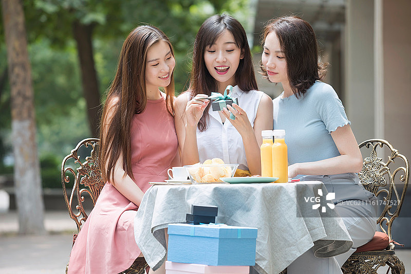 三个年轻女孩在喝下午茶图片素材