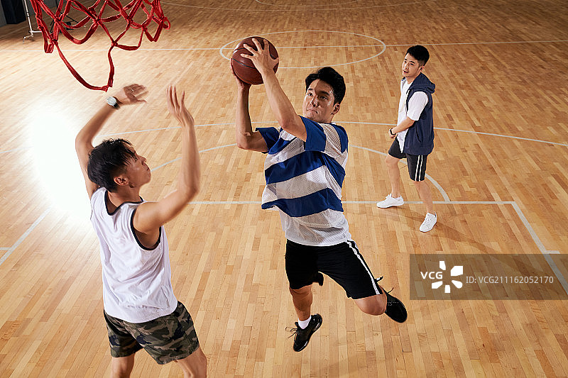 青年男人打篮球图片素材