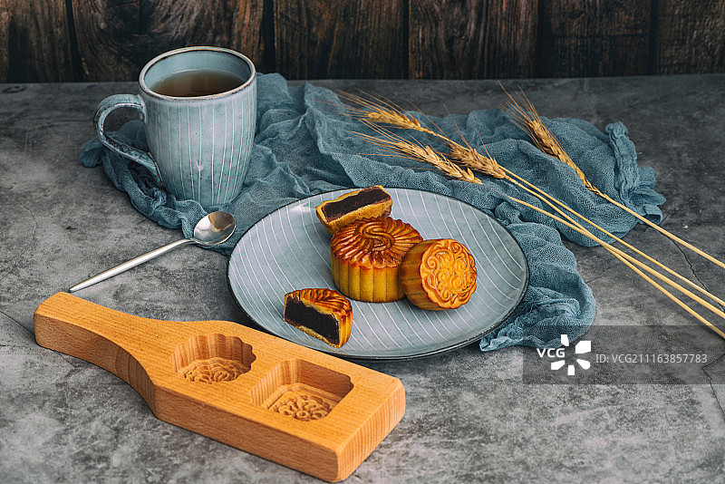中国传统节日中秋节糕点月饼茶水图片素材