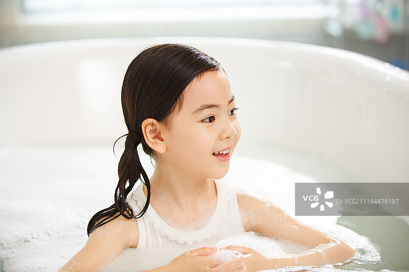 可爱的小女孩在洗澡图片素材