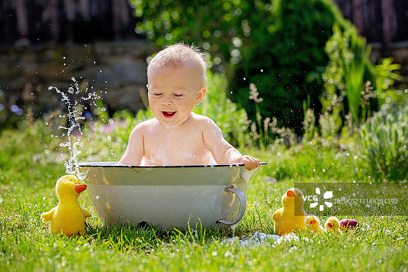 在前院或后院洗澡的婴儿图片素材