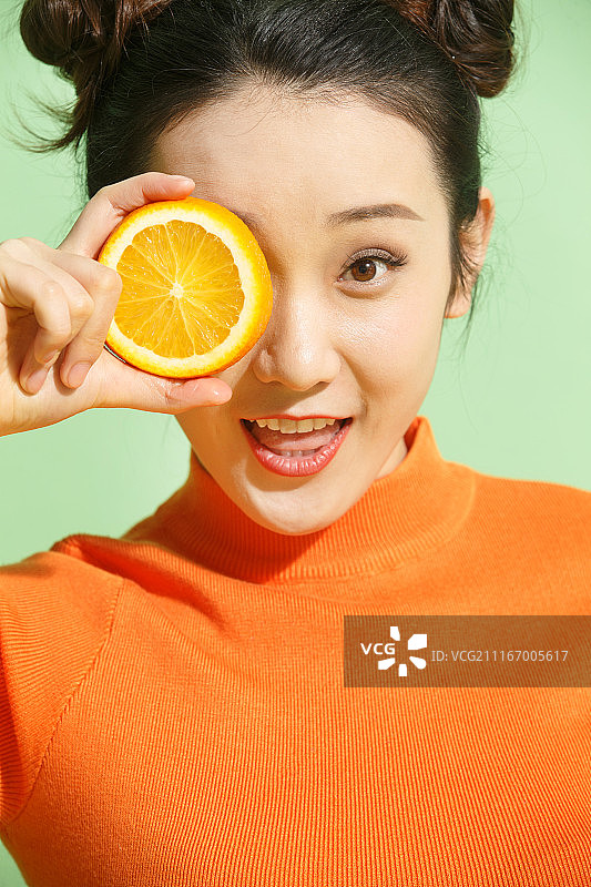青年女人拿着橙子图片素材