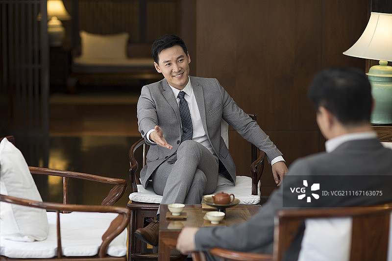 成功商务男子喝茶聊天图片素材