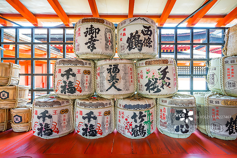 日本宫岛神社内部酿制清酒图片素材