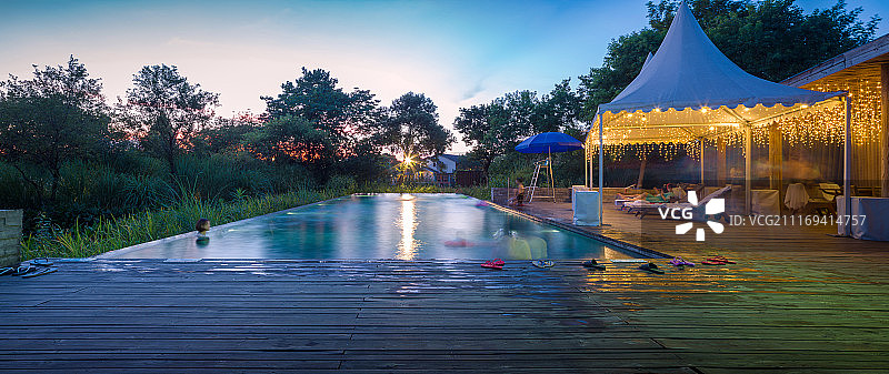 乡村式酒店的游泳池图片素材