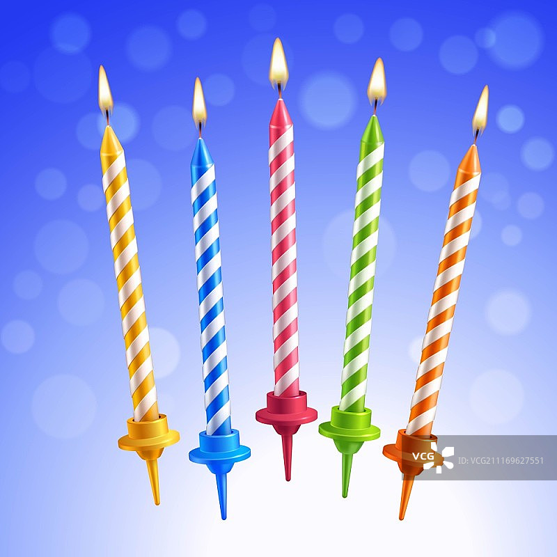 生日蜡烛。逼真的3d彩色生日蛋糕燃烧蜡烛设置在蓝色背景矢量插图图片素材