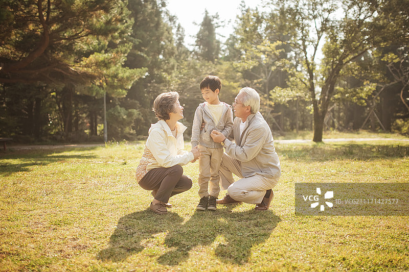 爷爷奶奶和孙子在公园里的照片图片素材