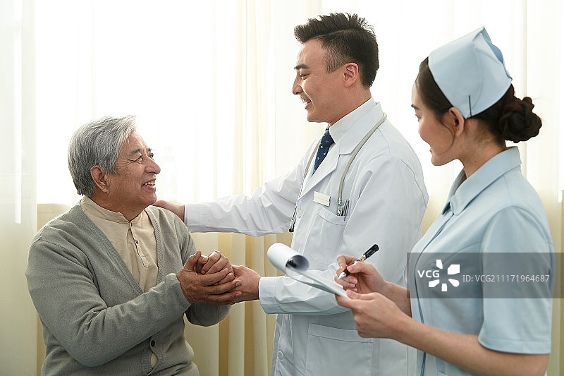 医务工作者和患者在病房里图片素材
