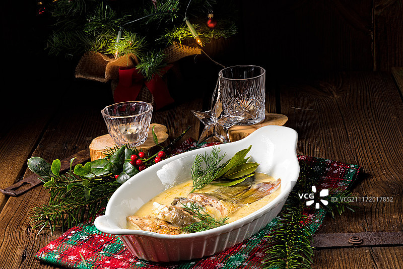 奶油汁圣诞鲤鱼配莳萝和柠檬图片素材