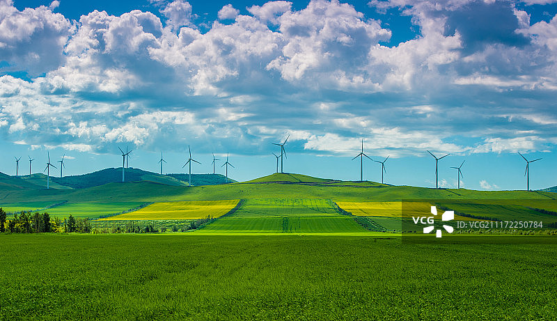 内蒙古呼伦贝尔大草原上的风力发电现场图片素材