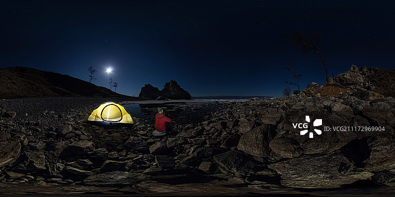 球形全景360 180人在帐篷的石头海滩上肖尔图片素材