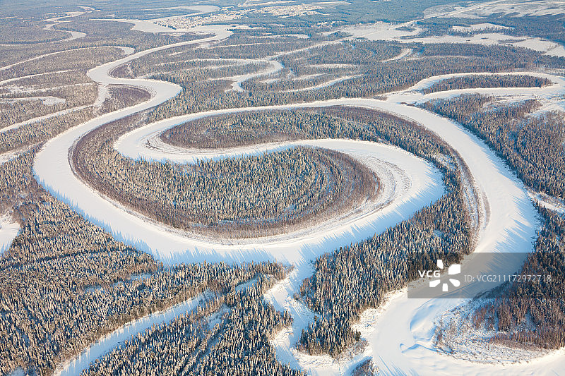 鸟瞰森林河在冬天图片素材