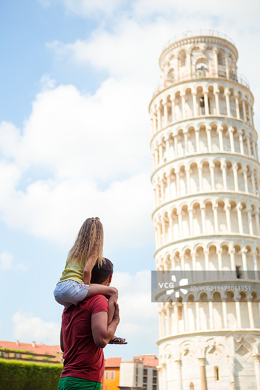 比萨-在欧洲著名的地方旅行，家庭肖像在背景斜塔图片素材