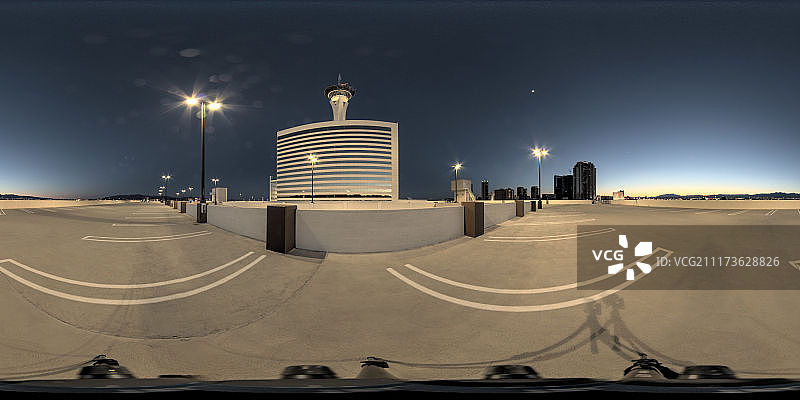 一个屋顶停车场，可以在夜间俯瞰整个城市图片素材