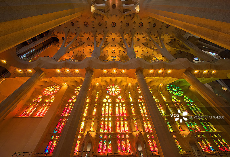 宏伟的西班牙圣家堂特色建筑内部图片素材
