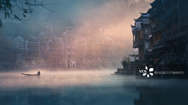 晨曦中的湖南凤凰古城建筑图片素材