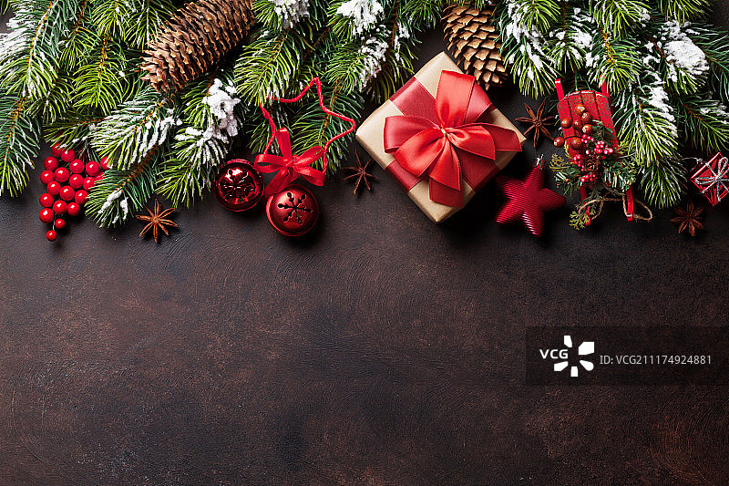 圣诞节背景与雪枞树和装饰图片素材