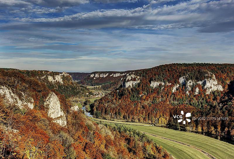 德国巴登-符腾堡州斯瓦比亚汝拉的厄恩多夫，左图为韦伦瓦格城堡，多瑙河上游的秋天图片素材