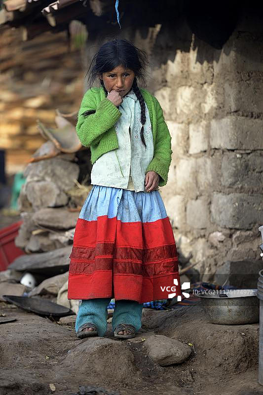 11岁的女孩，穿着传统服装，联合波特雷罗，Quispillacta，阿亚库乔，秘鲁，南美洲图片素材