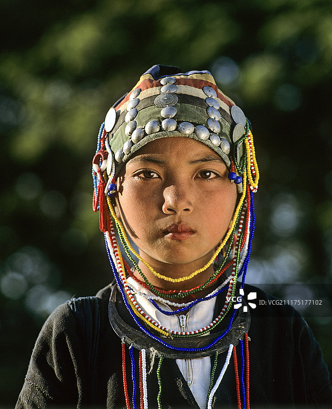 阿卡女孩的传统服装和头饰，肖像，清莱省，泰国，泰国，亚洲图片素材