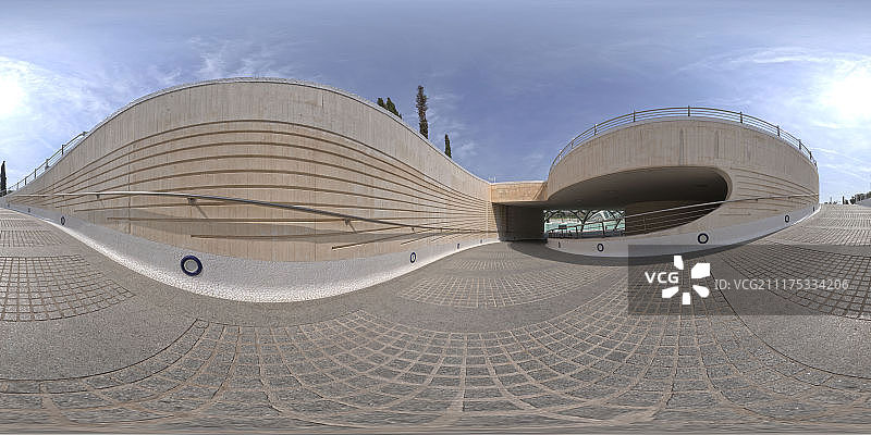 在西班牙瓦伦西亚，360°HDRI展示了一个带有现代建筑元素的混凝土停车场入口图片素材
