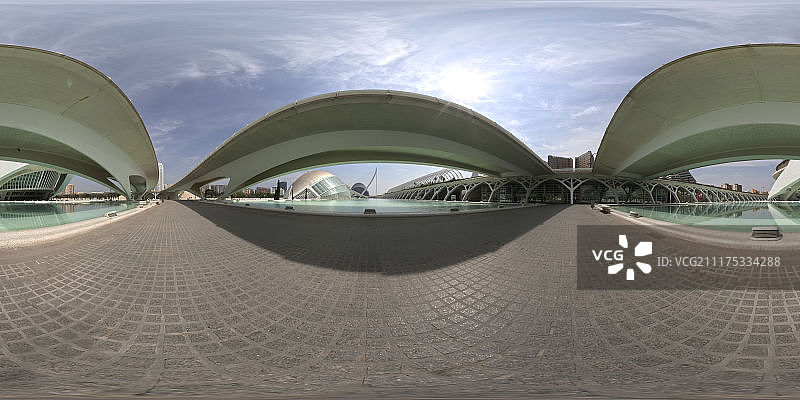 360°HDRI展示了西班牙巴伦西亚现代未来主义桥下的铺地区域图片素材