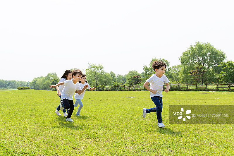 孩子，男孩，女孩，田野，跑步(体育活动)，微笑图片素材