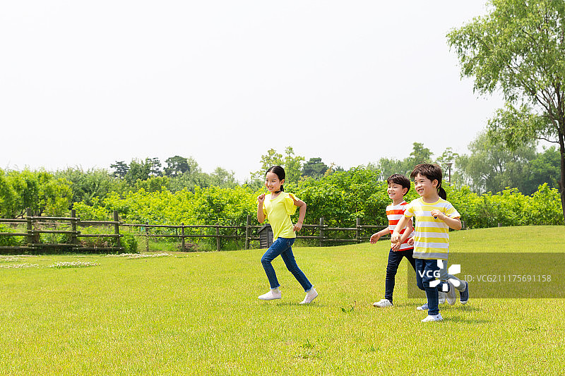 孩子，男孩，女孩，田野，跑步(体育活动)，微笑图片素材