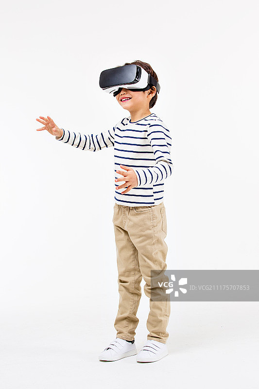 韩国人，儿童(人类年龄)，虚拟现实模拟器(计算机设备)，VR设备，游戏，行动，微笑，快乐图片素材