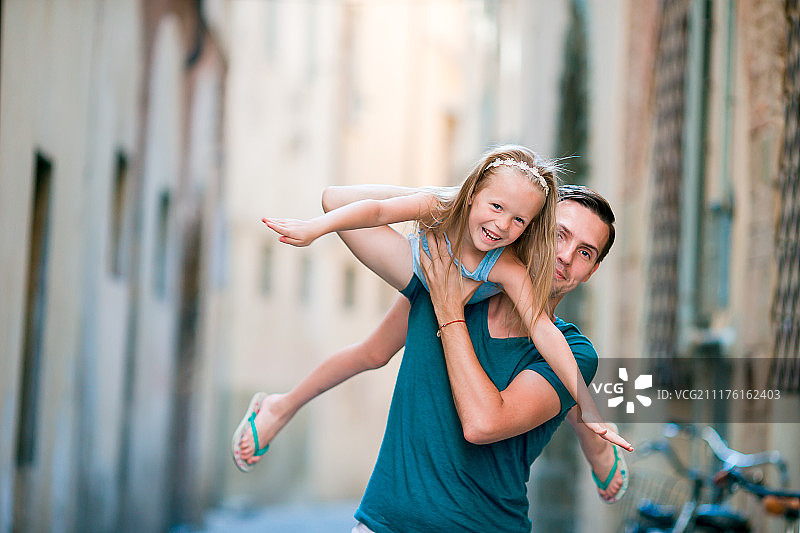 快乐的父亲和可爱的小女孩在罗马夏季意大利假期图片素材
